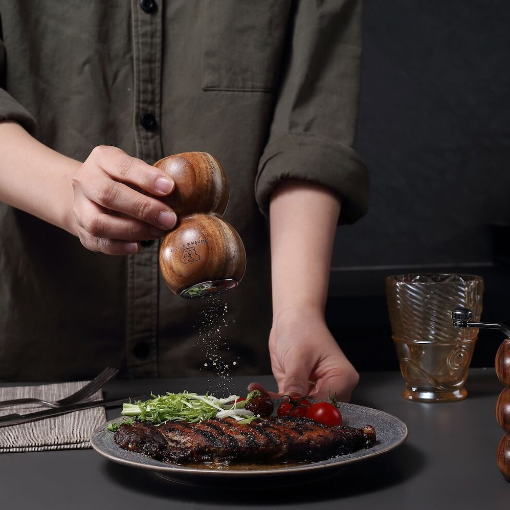 Saltbøsse og pepperkvern – sett med 2 i akasietre