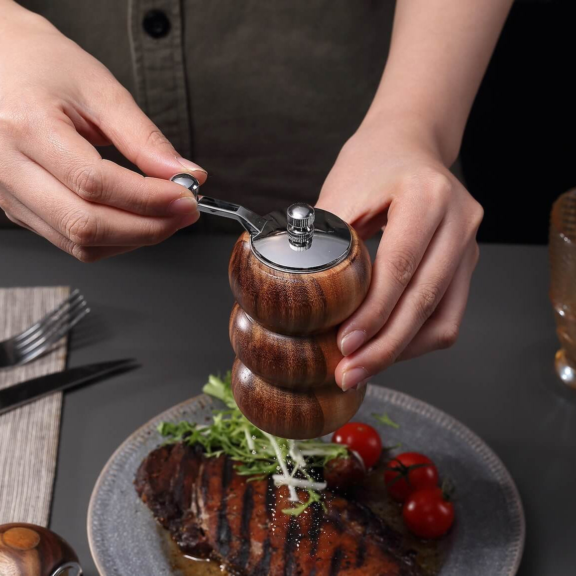 Saltbøsse og pepperkvern – sett med 2 i akasietre